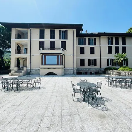 с террасой и видом на озеро в стрезе Appartement *