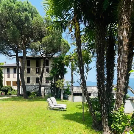 с террасой и видом на озеро в стрезе Apartment