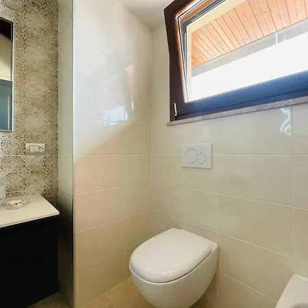 с террасой и видом на озеро в стрезе Apartman Stresa