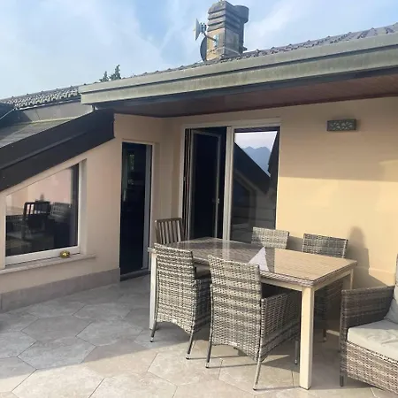 с террасой и видом на озеро в стрезе Apartman Stresa