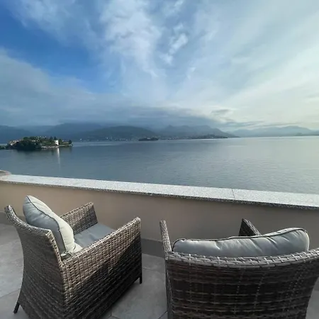 с террасой и видом на озеро в стрезе Apartman *