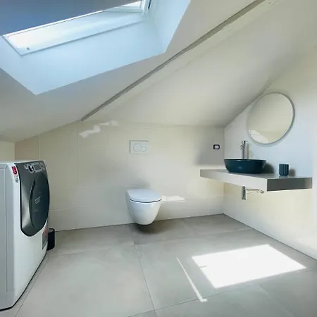 с террасой и видом на озеро в стрезе * Stresa