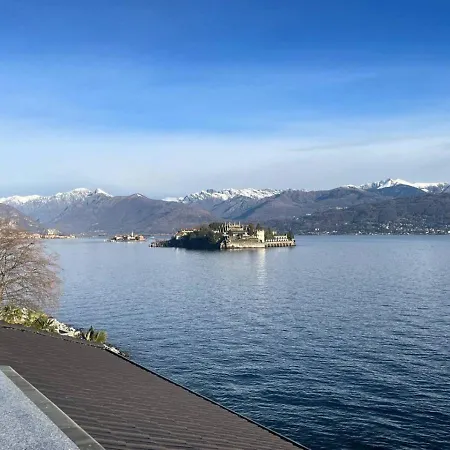 с террасой и видом на озеро в стрезе