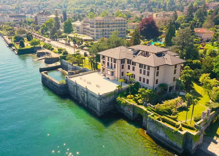 с террасой и видом на озеро в стрезе Appartement