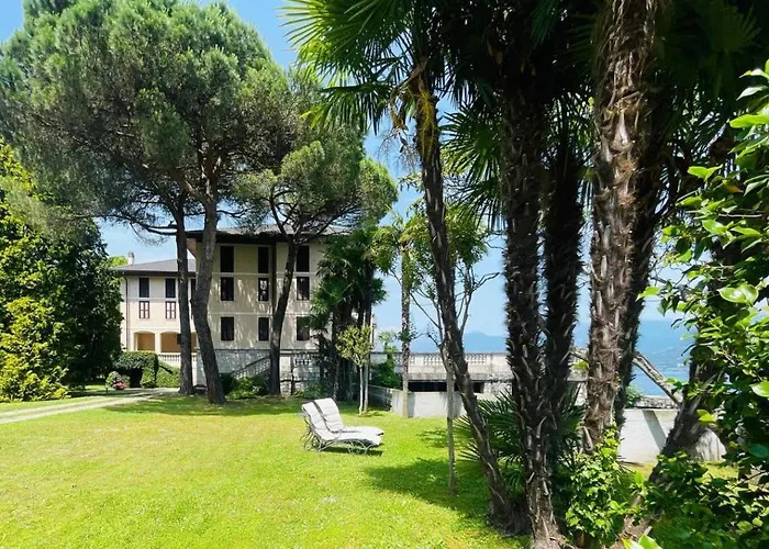 с террасой и видом на озеро в стрезе Apartament