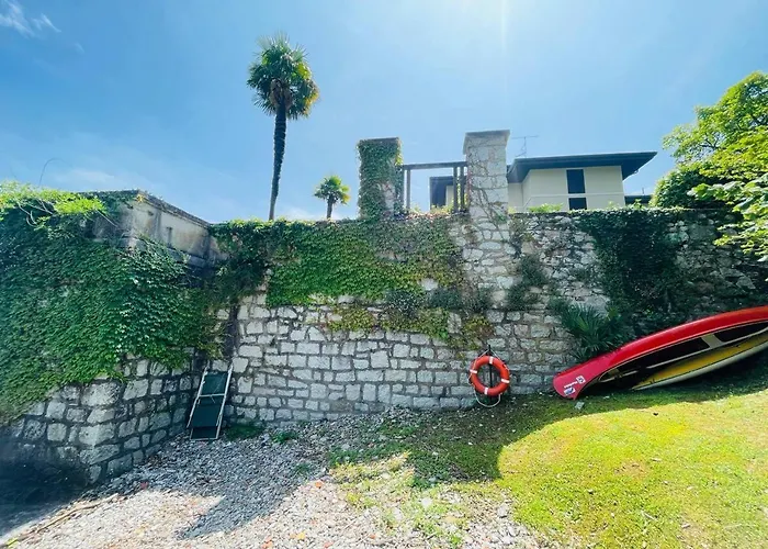 Apartament с террасой и видом на озеро в стрезе