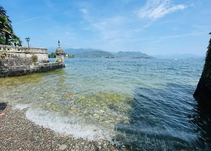с террасой и видом на озеро в стрезе 스트레사