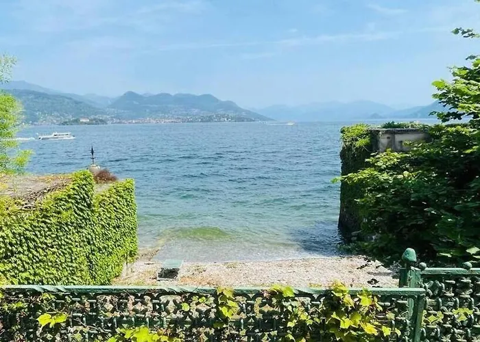 Apartament с террасой и видом на озеро в стрезе