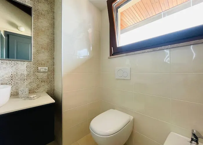 с террасой и видом на озеро в стрезе Apartament Stresa