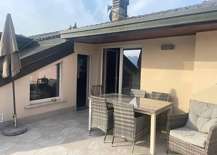 с террасой и видом на озеро в стрезе Apartament Stresa