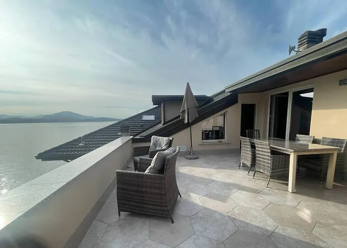с террасой и видом на озеро в стрезе Stresa