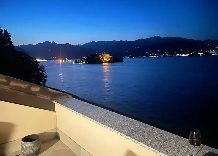 с террасой и видом на озеро в стрезе * Stresa