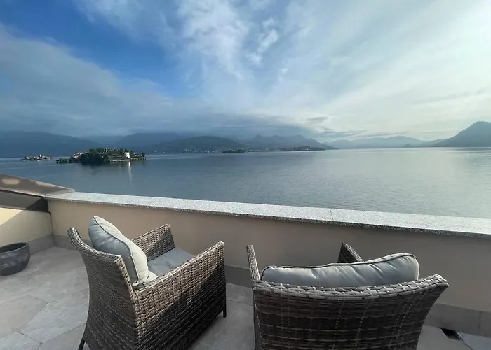 с террасой и видом на озеро в стрезе 아파트 *